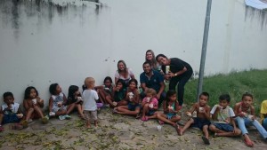 Equipe do Núcleo de educação Ambiental da FMAP com crianças da Cacimba da Saúde